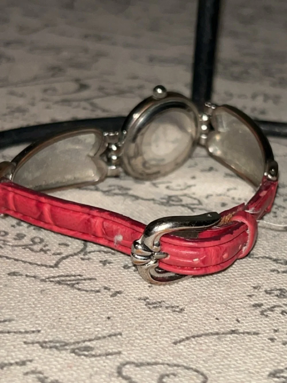 Geneva quartz watch features a distinctive silver-tone band